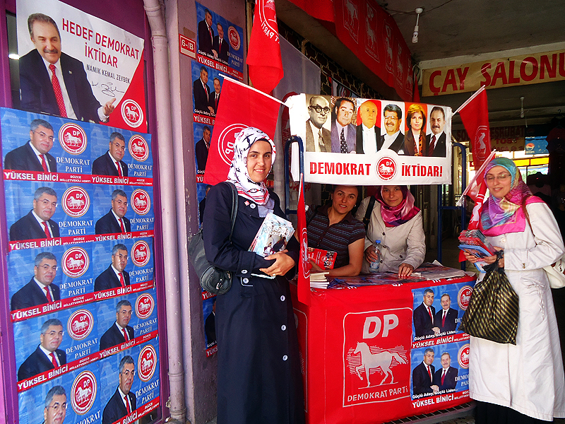 DEMOKRAT PARTİLİ KADINLAR DÜZCE'DE SEÇİM ÇALIŞMALARINA DEVAM EDİYOR