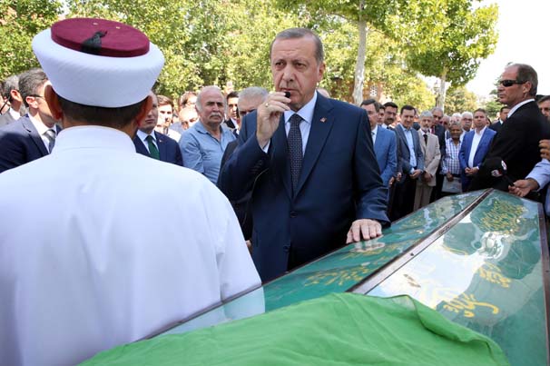 Cumhurbaşkanı Recep Tayyip Erdoğan ve Başbakan Binali Yıldırım, hayatını kaybeden AK Parti Kadın Kolları Başkan Yardımcısı Taciser İçyer'in, Hacı Bayram Camii’nde öğle namazına müteakip kılınan cenaze namazına katıldı.   ( Cumhurbaşkanlığı / Murat Çetinmühürdar - Anadolu Ajansı )