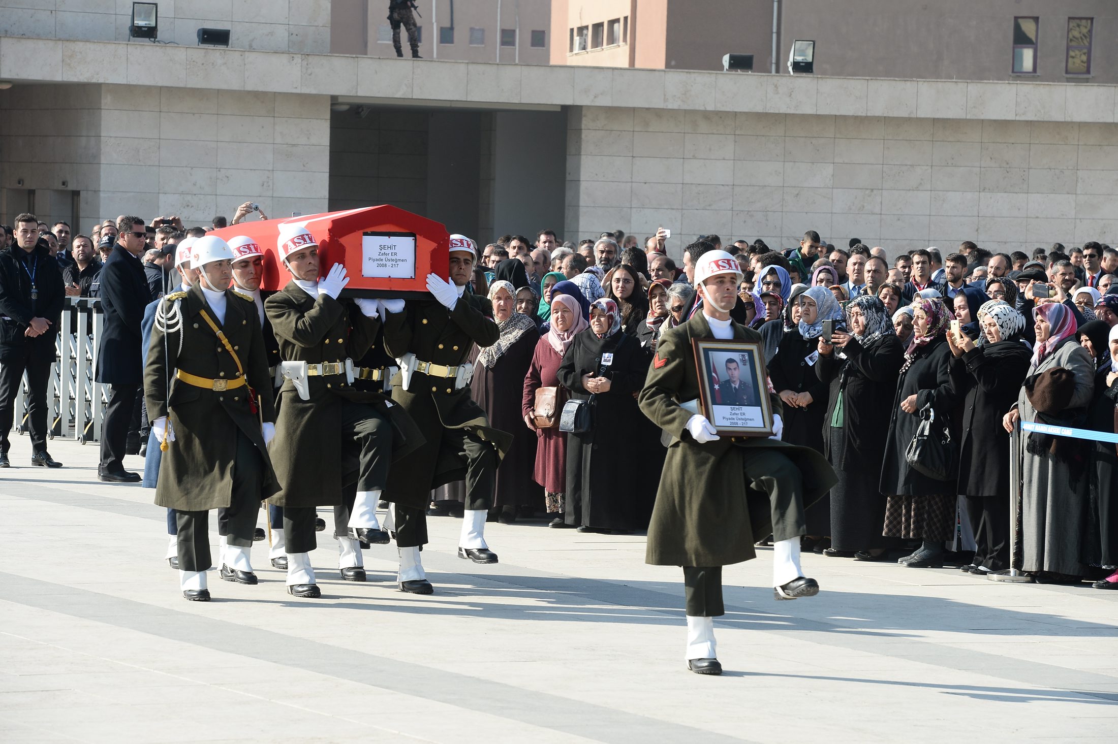 FIRAT KALKANI HAREKATI'NDA DUZENLENEN HAVA SALDIRISINDA SEHIT OLAN 3 ASKERDEN ÜSTEĞMEN ZAFER ER, ANKARA'DA SON YOLCULUĞUNA UGURLANDI. FOTOGRAF: ANKARA (DHA)