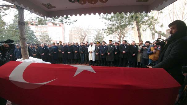 SIRNAK'IN SILOPI İLCESINDE ZIRHLI ASKERI ARACIN CARPMASI SONUCU SEHIT OLAN AFYONKARAHISARLI TANKCI ASTSUBAY KIDEMLI BASCAVUS MUSTAFA OZDIL, ESI GULISTAN OZDIL’IN ISTEGI UZERINE BUGUN KONYA'DA TOPRAGA VERILDI. (FOTO:HASAN DONMEZ/KONYA, DHA)