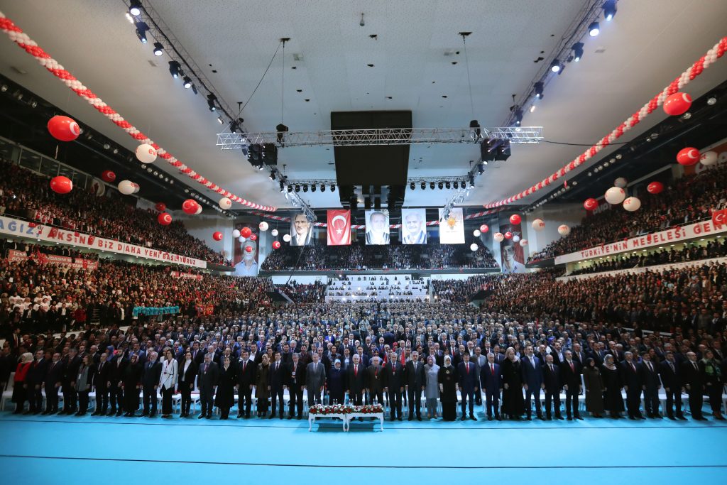 Başbakan Binali Yıldırım, Ankara Arena'da gerçekleştirilen Cumhurbaşkanlığı Hükümet Sistemi Halk Oylaması Kampanya Tanıtım Toplantısına katılarak vatandaşlar ve partilileri selamladı. Başbakan Binali Yıldırım'a eşi Semiha Yıldırım da eşlik etti. ( Hakan Göktepe - Anadolu Ajansı )